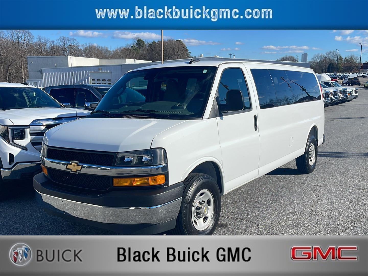 2025 Chevrolet Express Passenger 3500 1LT