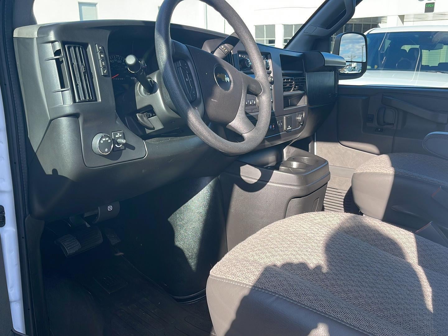 2025 Chevrolet Express Passenger 3500 1LT