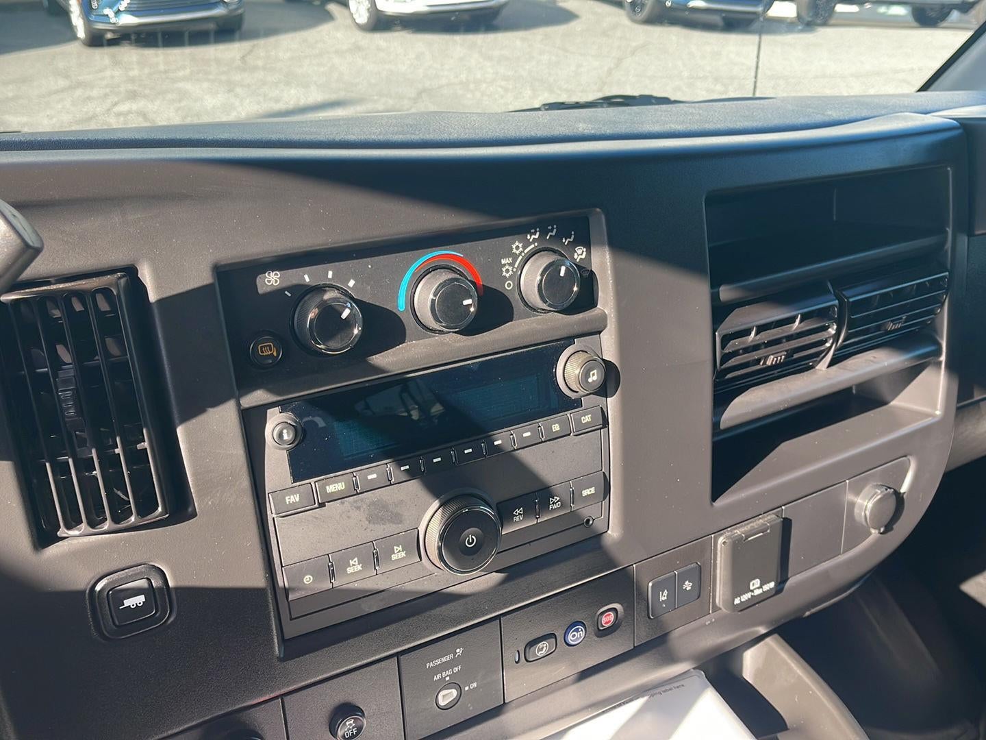 2025 Chevrolet Express Passenger 3500 1LT